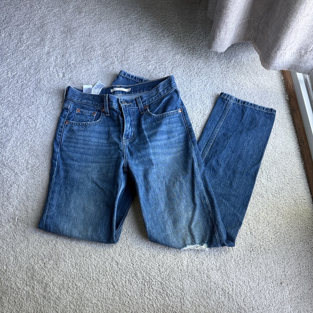 LEVIS Straight-Leg Women’s Jeans in Medium Blue